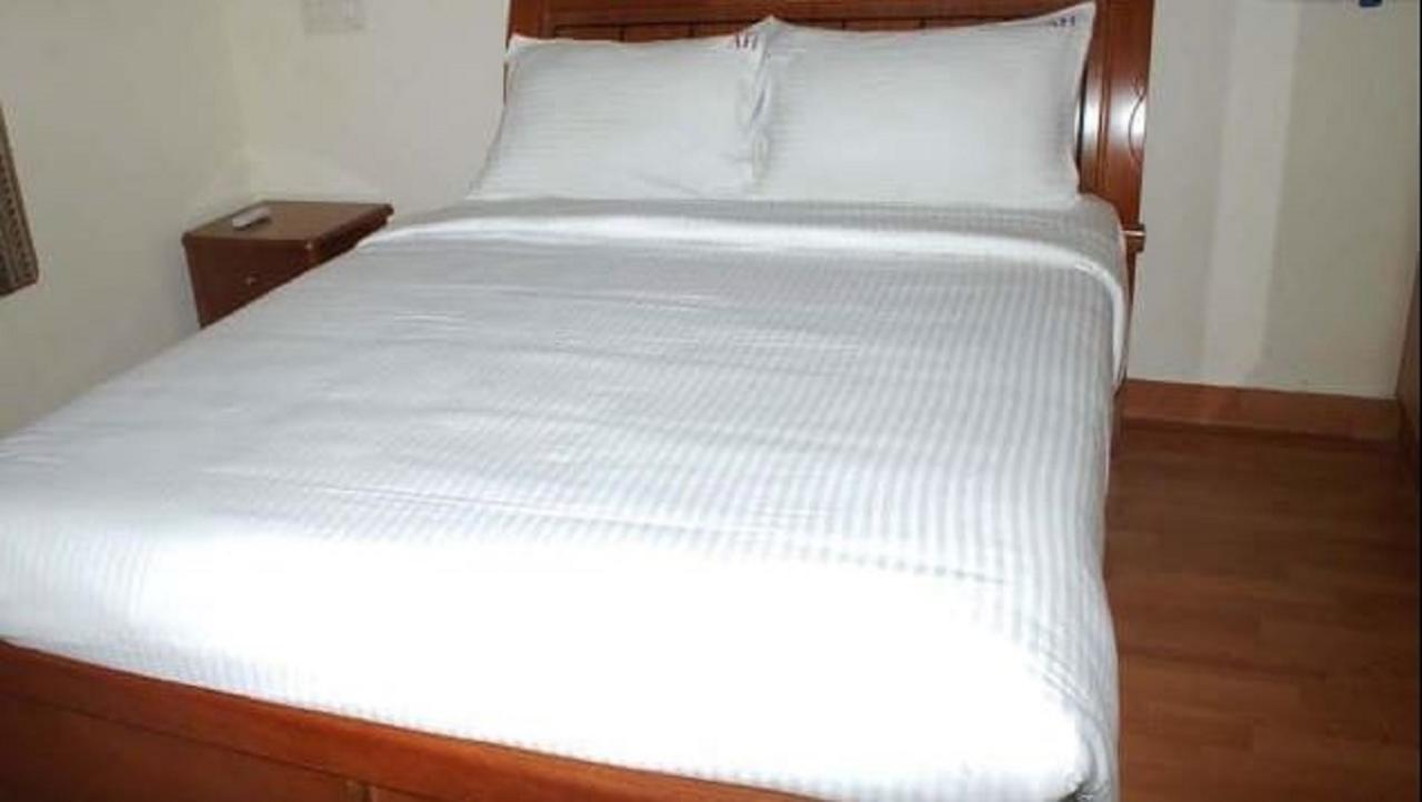 Manohar Mahal Hotel Jalgaon Esterno foto